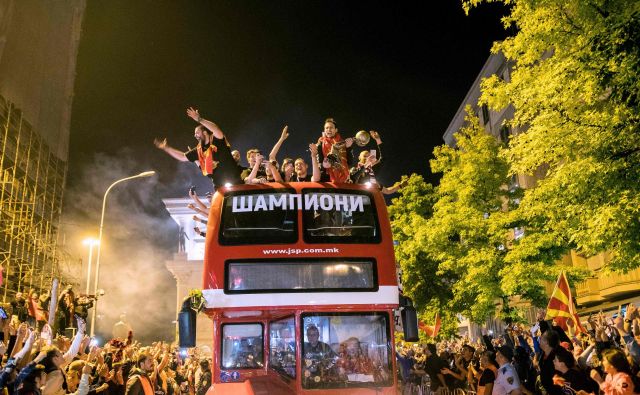 Igralci Veszprema so se v mesto pripeljali na strehi avtobusa, na katerem je pisalo Šampioni. FOTO: AFP