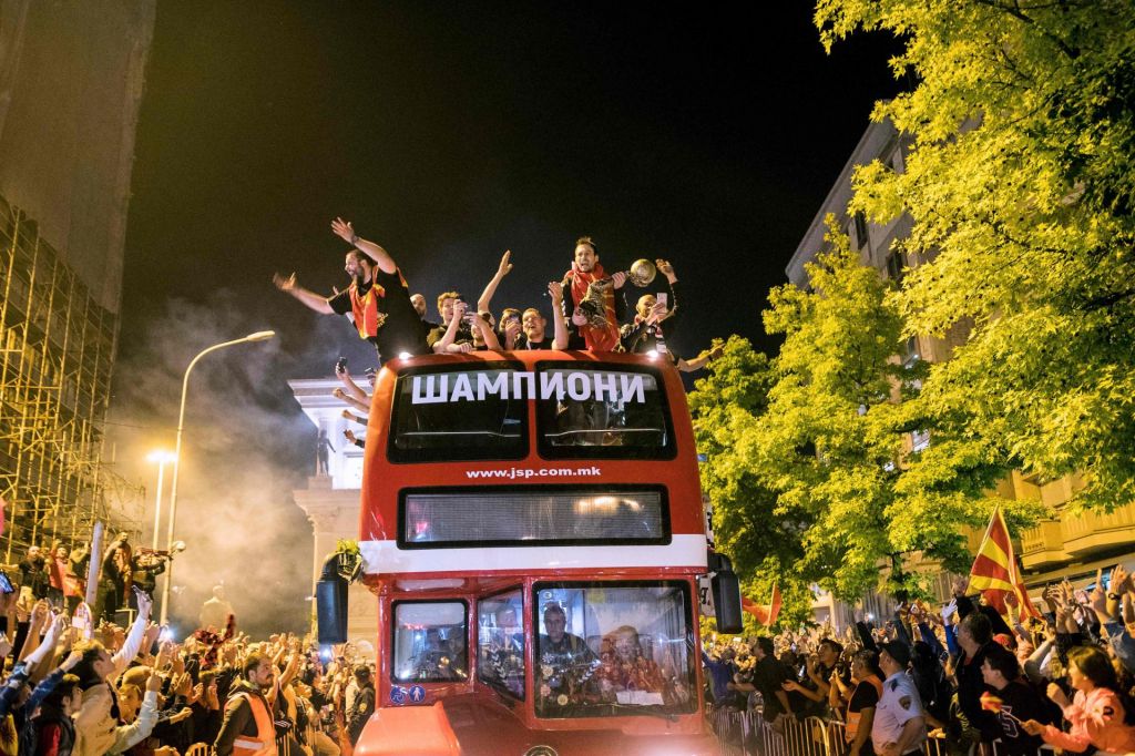 FOTO:Včeraj norišnica v Skopju, danes veselica v Trebnjem, jutri počitnice na Tajskem (VIDEO)