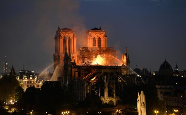 Ob požaru Notre Dame se je stopilo več sto ton svinca, uporabljenega ob gradnji strehe katedrale. FOTO: Bertrand Guay/AFP