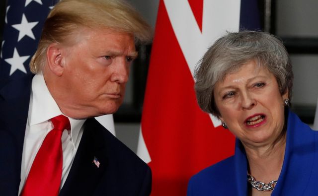 Ameriški predsednik se na Downing Streetu že sestaja z britansko premierko Thereso May, ki se poslavlja s položaja vodje vladajočih britanskih konservativcev. FOTO: Carlos Barria/Reuters