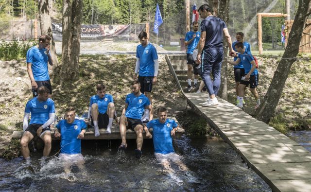 Takole so si privoščili ohladitev v Pišnici (z leve) Blažič, Vidmar, Verbič, Šporar in Iličić, v ozadju čakata na prostor še Balkovec in Mitrović. FOTO: Voranc Vogel