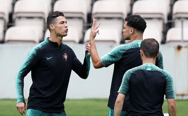 Cristiano Ronaldo in Pepe pričakujeta tekmo s Švico dobre volje.<br />
FOTO: Reuters