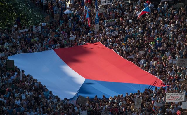 Današnji protest v Pragi ni bil prvi; protesti v češki prestolnici in drugod v državi potekajo<strong> </strong>že od aprila, pritisk na Beneša pa je prišel tudi iz Evropske unije. FOTO: Michal Čižek/AFP