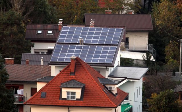 Še veliko streh je prostih. FOTO: Blaž Samec/Delo