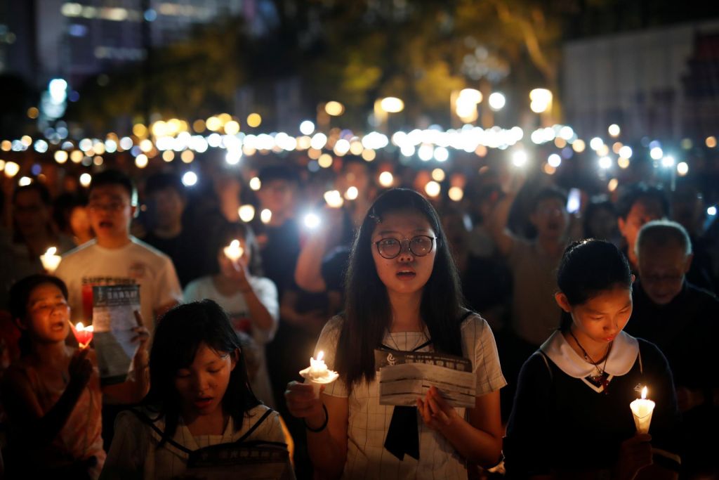 FOTO:V Hongkongu so se desettisoči poklonili žrtvam na Trgu nebeškega miru