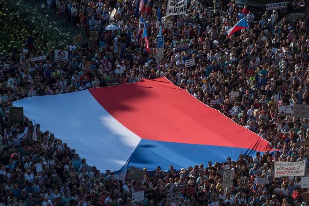 FOTO:V Pragi na protestu proti Babišu toliko ljudi, kot jih ni bilo od žametne revolucije