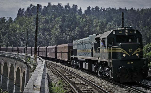 Železnica je ključna hrbtenica čistega prometa. FOTO: Jože Suhadolnik/Delo