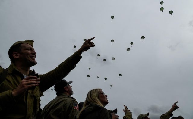 Prelet vojaških letal in padalcev. FOTO: Bertrand Guay/AFP