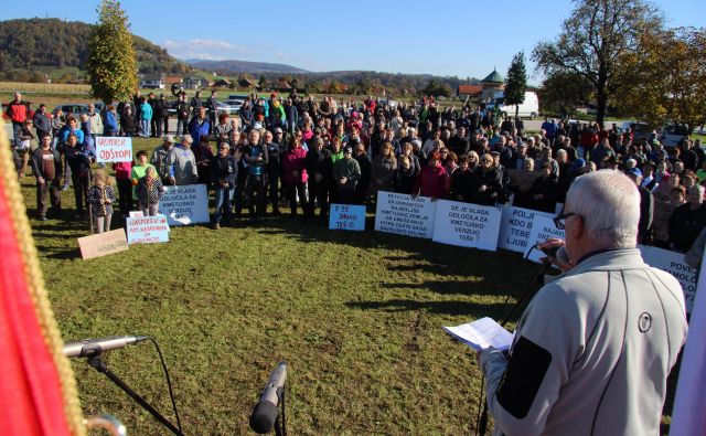 Eden izmed številnih protestov nasprotnikov trase in CI Braslovče je bil organiziran tudi oktobra 2016 v Parižljah. FOTO: Brane Piano