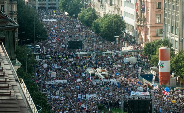 Po navedbah organizatorjev se je v Pragi v torek zbralo okoli 120.000 protestnikov. Foto: AFP