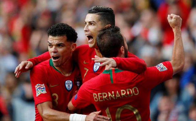 Cristiano Ronaldo (v sredini) je s tremi goli zavihtel Portugalce v finale lige narodov. FOTO: Reuters