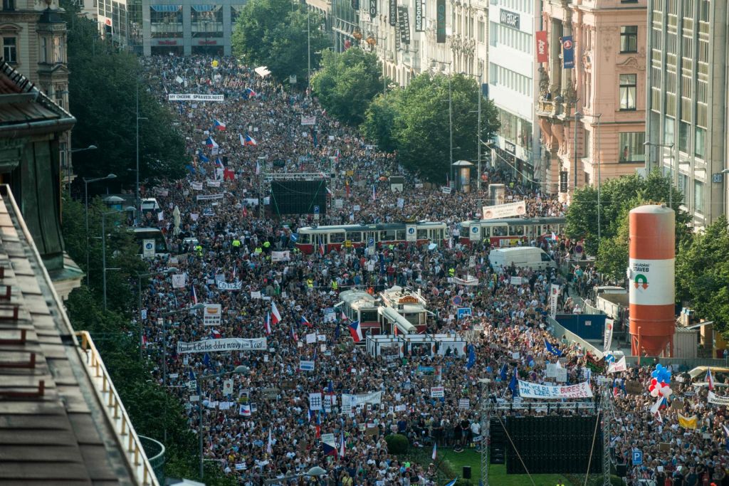 Vse bolj žametna revolucija