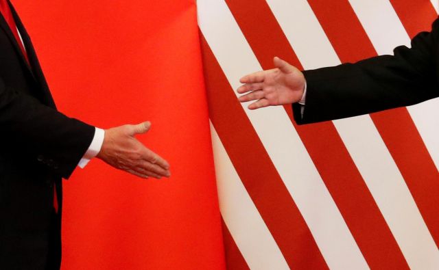 Donald Trump in Xi Jinping si bosta v roke segla znova konec meseca. Po tem srečanju bo več znanega o nadaljevanju trgovinske vojne. Foto Reuters.