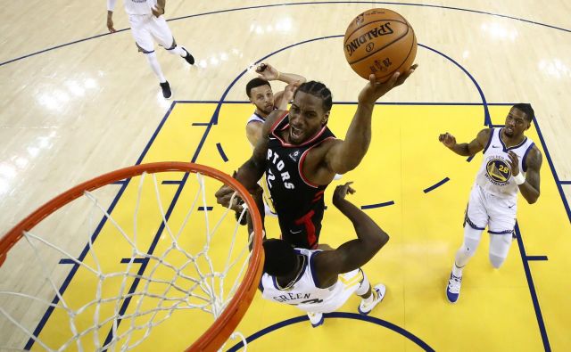 Kawhi Leonard (na fotografiji z žogo) je k tokratni zmagi Toronta prispeval 30 točk. FOTO: AFP