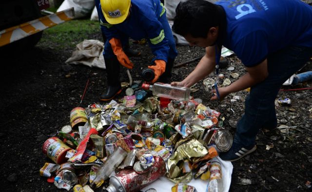 Da človeška ravnodušnost do narave ne pozna meja, dokazuje več kot enajst ton smeti, ki so jih zbrali čistilci. FOTO: AFP