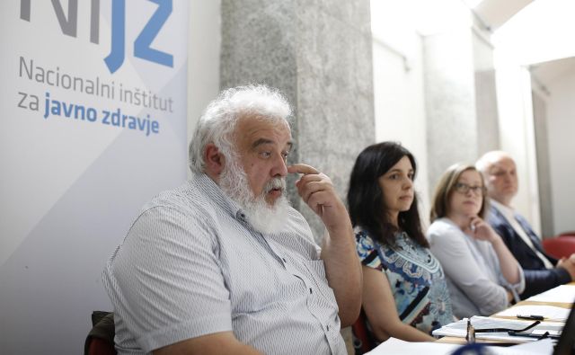 Ob objavi evropskega poročila o drogah tudi slovenski strokovnjaki opozarjajo na zaskrbljujočo situacijo v Sloveniji. Od leve proti desni: Milan Krek, Andreja Drev, Mateja Jandl in Jože Hren. Foto: Bla�ž Samec/Delo