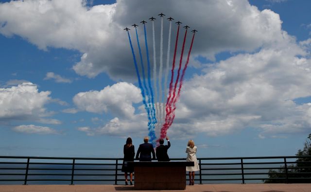 Trump je včeraj v Caenu dejal, da so bili v preteklosti odnosi z Macronom težavni, trenutno pa so odlični. Foto: Carlos Barria/Reuters