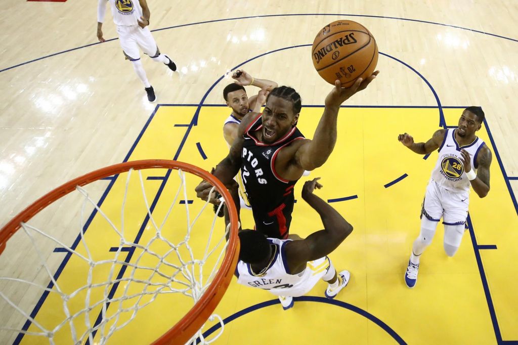 Košarkarji Toronta v gosteh nadigrali branilce lovorike, Lowry jezen na navijača