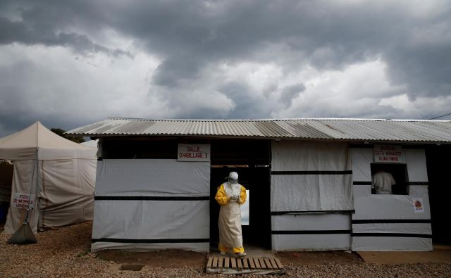 Zdravstveni delavci imajo z ebolo veliko težav. FOTO: Reuters