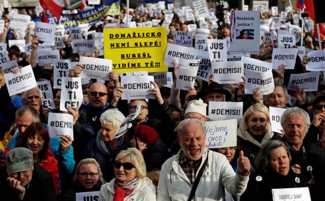 Na torkovih demonstracijah proti premieru Andreju Babišu se je v središču Prage zbralo okoli 120.000 ljudi.<br />
FOTO: David W Cerny/Reuters