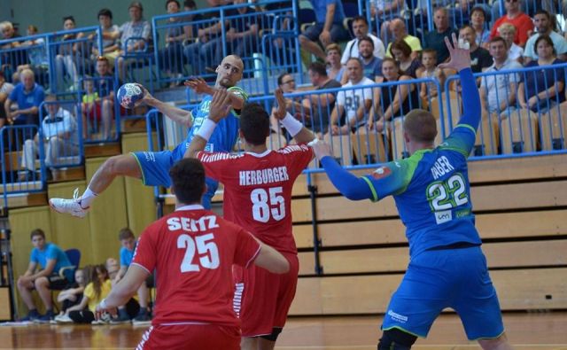 Aleksander Špende, ki bo kariero nadaljeval v Zagrebu, je petkrat premagal avstrijsko obrambo. FOTO: Slavko Kolar