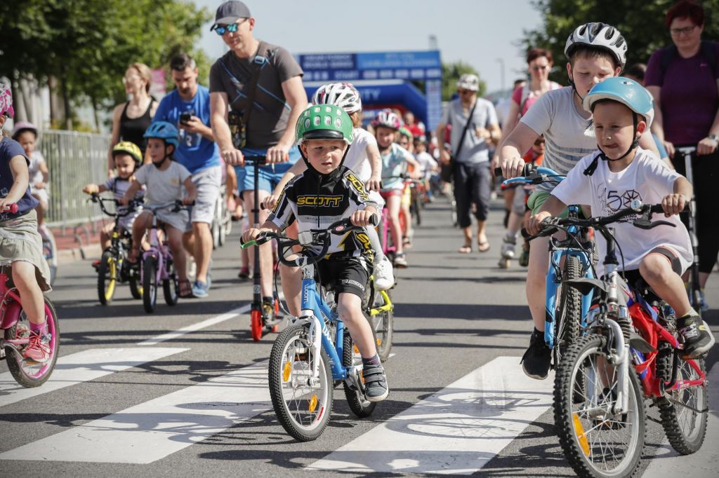 FOTO:Kolesarji so se podali na družinsko &scaron;olski maraton