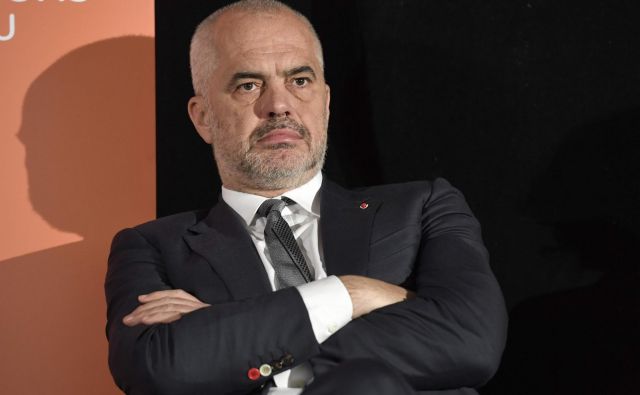 Premier Edi Rama ignorira zahteve opozicije in jo obtožuje, da je odgovorna za evropski neuspeh Albanije. FOTO: Bertrand Guay/AFP