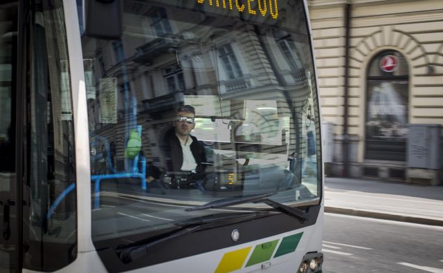 Vozniki ljubljanskih mestnih avtobusov so vse bolj obremenjeni, tudi zaradi pomanjkanja novih. FOTO: Voranc Vogel/Delo