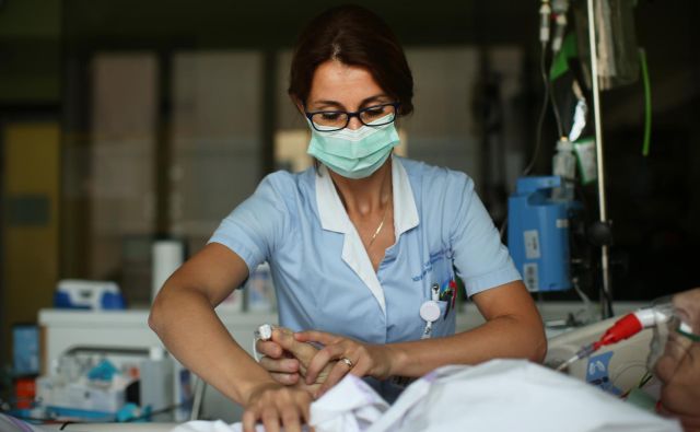 V klinični praksi se je dogajalo, da svojci ali pacienti po ustnem pojasnilu zdravnika niso želeli podpisati obrazca za privolitev ali zavrnitev posega oziroma zdravstvene oskrbe, zato so v UKC sklenili, da podpisi niso več potrebni. FOTO: Jure Eržen/Delo