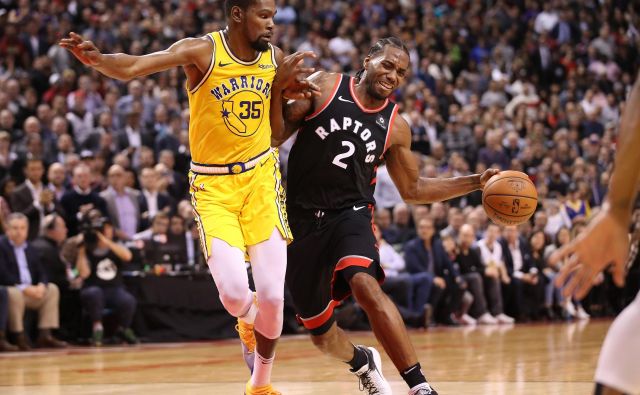 Tudi Kawhi Leonard (desno) se sprašuje, če bo v letošnjem finalu dočakal Kevina Duranta (levo) FOTO: USA Today Sports