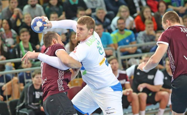 Blaž Blagotinšek je s svojimi 203 cm in 110 kg po moči še najbolj blizu Dainisu Krištopansu. FOTO: Tadej Regent