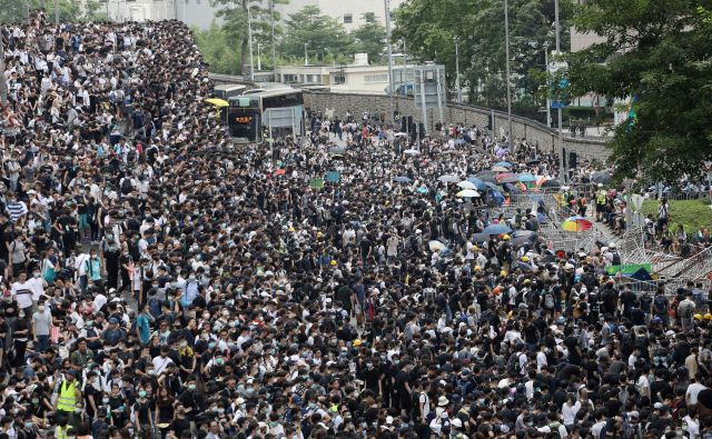 Na tisoče protestnikov znova na ulicah Hongkonga. FOTO: Athit Perawongmetha/Reuters