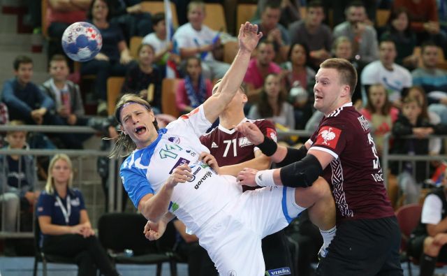 Kapetan Jure Dolenec je bil med boljšimi v slovenski reprezentanci proti Latviji, dosegel je osem golov, a ni mogel preprečiti poraza. Ob koncu je zapravil sedemmetrovko za izenačenje. FOTO: Tadej Regent