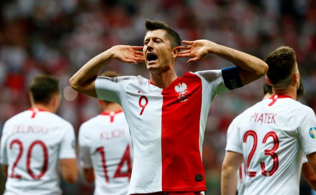 Robert Lewandowski je najbolj izkušen napadalec Poljske, njegov soigralec Krisztof Piatek pa je zabil gol več (3:2). FOTO: Reuters