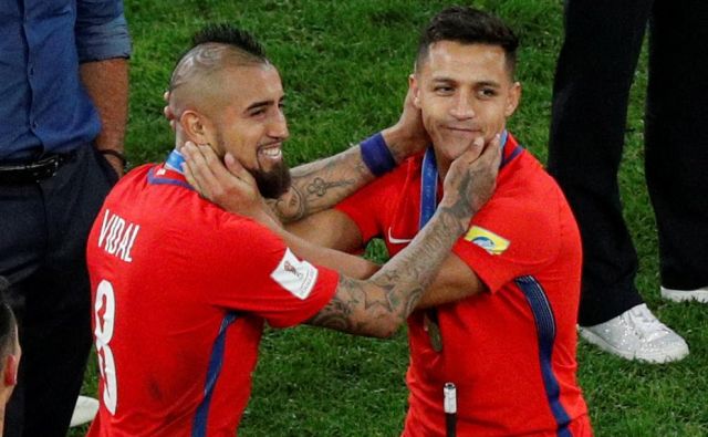 Arturo Vidal in Alexis Sanchez upata na tretjo zaporedno trofejo.<br />
FOTO: Reuters