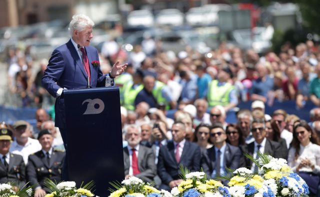 Bill Clinton je na slovesnosti v Prištini dejal, da je ponosen, ker se je odločil, da je dovolj etničnega čiščenja, bežanja ljudi z njihovih domov in ubijanja nedolžnih civilistov. FOTO: Florion Goga/Reuters