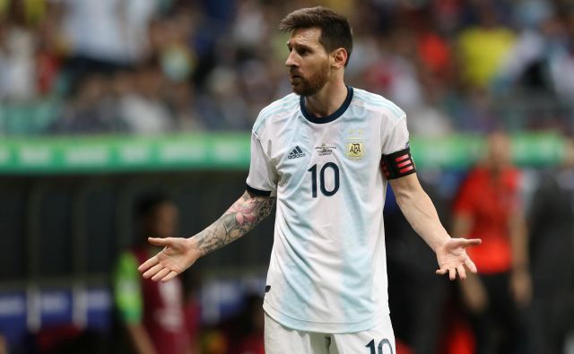 Lionel Messi se je med derbijem s Kolumbijo spraševal, kaj naj naredi, da bo igra Argentine bolj učinkovita. FOTO: Reuters