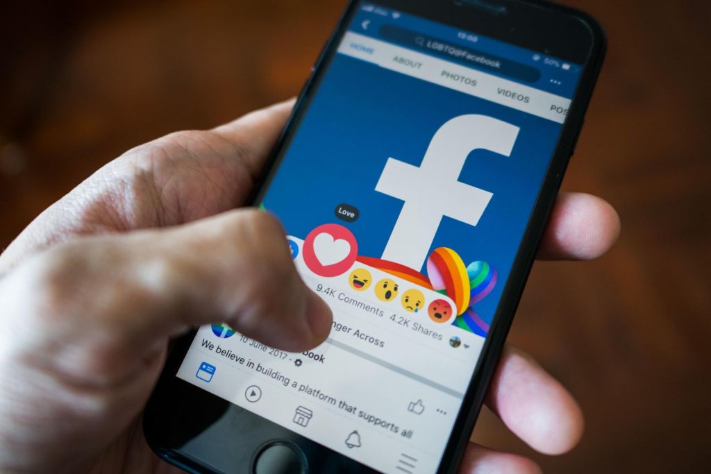 Umetniki napadli Marka Zuckerberga in sprožili ukrepanje Facebooka