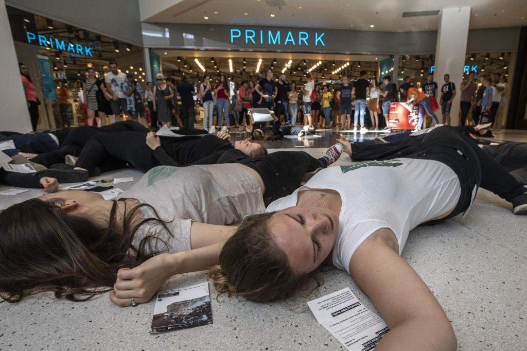 FOTO:Mladi protestniki s simbolično smrtjo nad Primark (VIDEO)