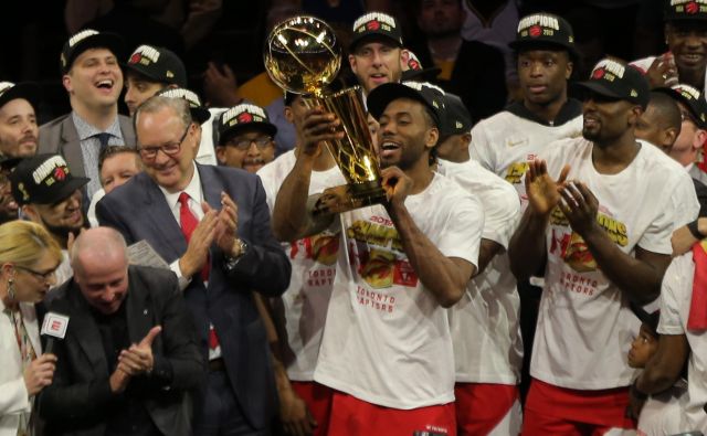 Kawhi Leonard je dvignil pokal Larryja O&#39;Briena za prvake lige NBA. FOTO: Reuters