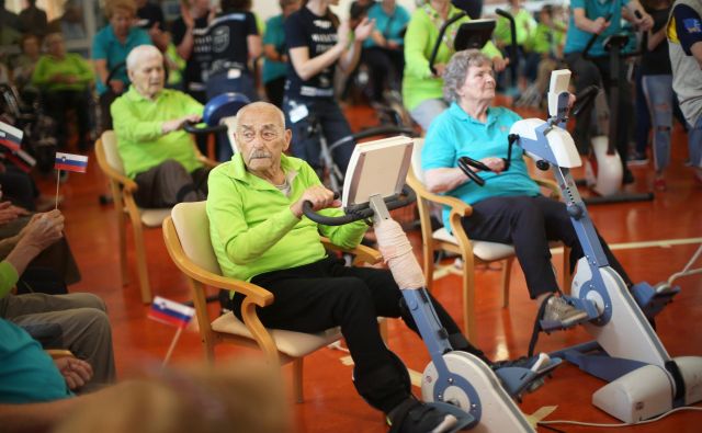 Na seniorskem maratonu Franja v fužinskem domu je sodelovalo 69 kolesarjev, povprečno starih 86 let. Foto Jure Eržen