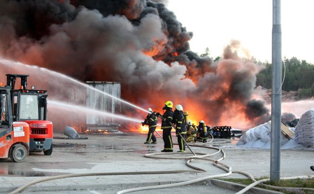 Zaradi ne dovolj stabilne konstrukcije so gasili le od zunaj. FOTO: Ljubo Vukelič/občina Cerknica