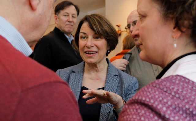 Kandidatka za demokratsko izzivalko republikanskega predsednika Donalda Trumpa Amy Klobuchar med predvolilno kampanjo. FOTO: Reuters