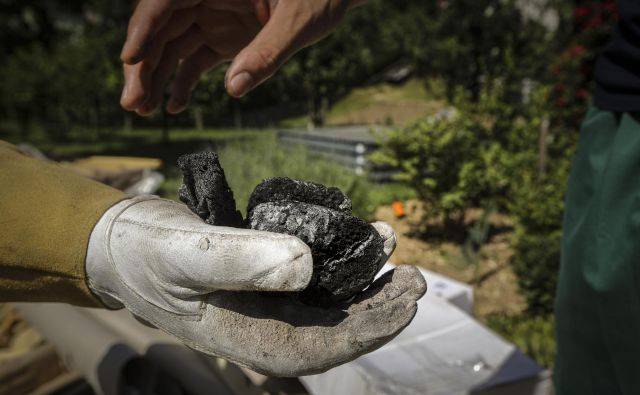 Ožgani deli, ki so ob požaru v Fragmatu padali v Begunjah pri. FOTO: Voranc Vogel/Delo