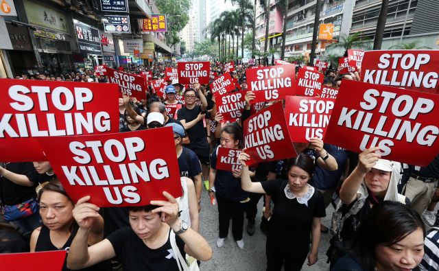 Kriza v Hongkongu je že močno prerasla vprašanje zakona o izročitvi osumljencev za kazniva dejanja v Hongkongu oblastem na celinski Kitajski, menijo tamkajšnji analitiki. FOTO: Reuters