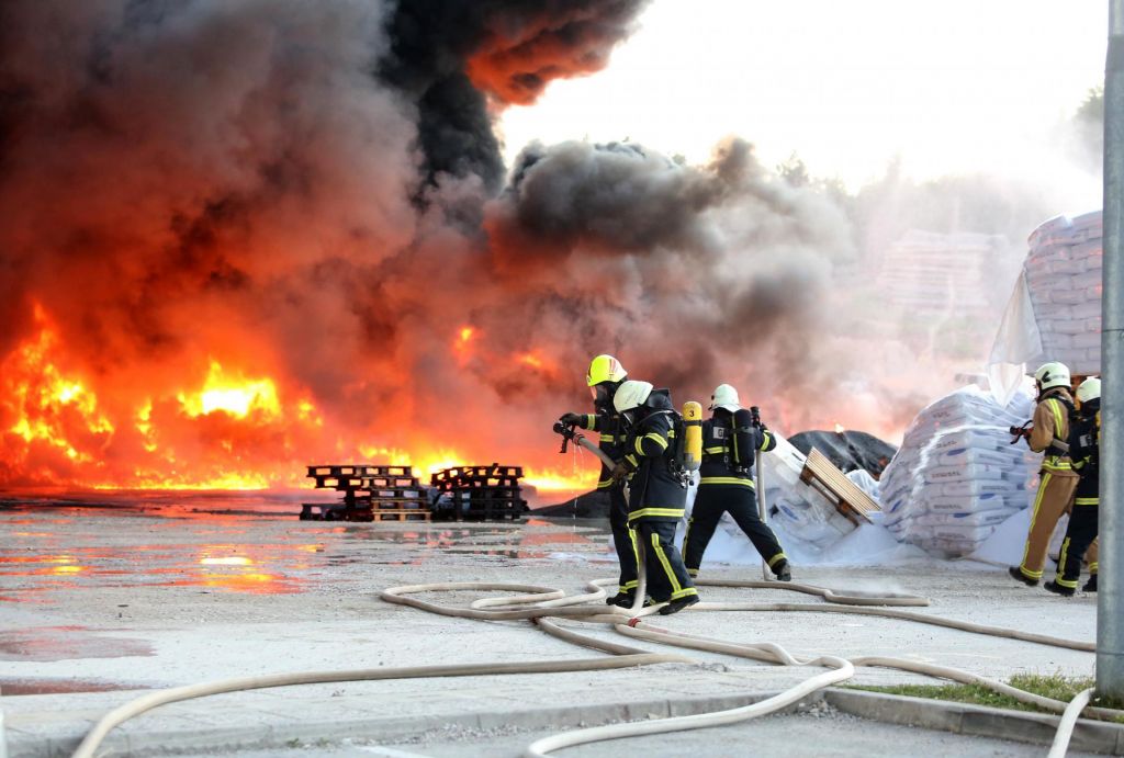 FOTO:V nekem trenutku je bilo na intervenciji vsega skupaj 450 ljudi