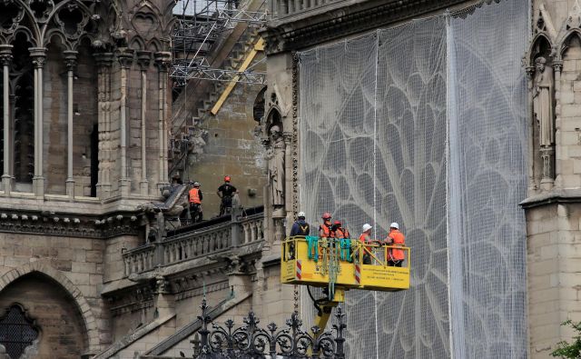 Požar, ki je pred natanko dvema mesecema zajel pariško katedralo, je uničil dve tretjini strehe. FOTO: Gonzalo Fuentes/Reuters