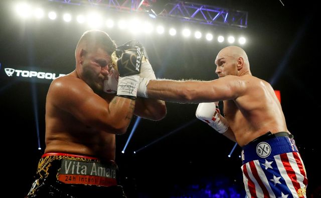 Tyson Fury (desno) je s takšnimi udarci hitro zlomil odpor Toma Schwarza. FOTO: Reuters