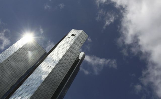 Deutsche bank naj bi ustanovila slabo banko in se znebila precejšnjega portfelja v investicijskem bančništvu. Vprašanje je, ali bo potem za banko posijalo sonce. Foto Reuters