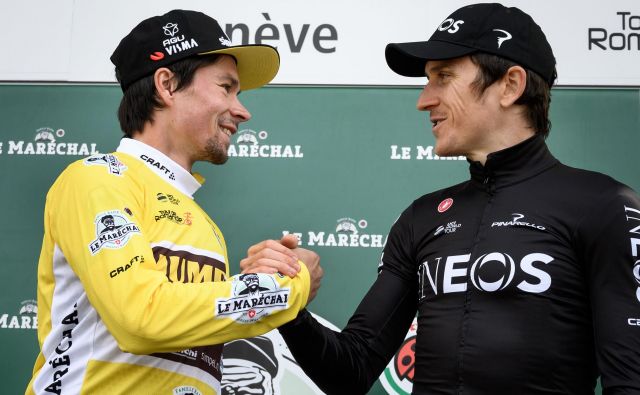 Takole je Geraint Thomas 5. maja Primožu Rogliču čestital za zmago na dirki po Romandiji, ki jo je sam končal na 3. mestu. Valižanova vrnitev v Švico pa je bila boleča. FOTO: Fabrice Coffrini/AFP